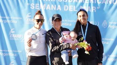 PODIO. Casetta con su hija Lina, junto a Borelli y Levaggi, en la premiación de los 3.000 metros.