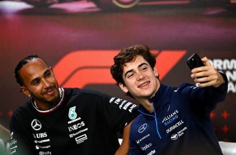 IMBORRABLE. Colapinto y una foto que será inolvidable con el heptacampeón mundial Lewis Hamilton.