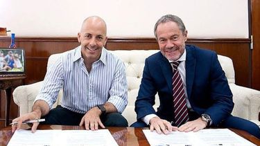 ACUERDO. Ducoté, ayer, con Gustavo Ferrari..