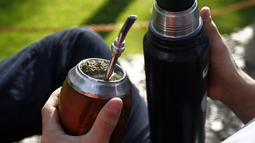 ¿Cómo lavar y desinfectar correctamente el termo de agua para el mate?