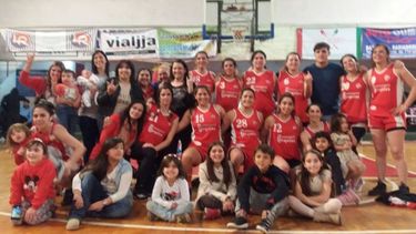 VICTORIA CLAVE. Las Diablitas ganaron un juego picante y caliente ante Las Chinas..