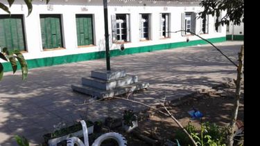 QUEJAS. La escuela buscaba padrinos para financiar la obra..