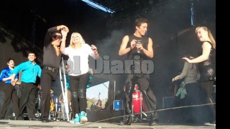 En movimiento. La secretaria de Educación, María del Carmen Zúccaro, se dio el lujo de bailar sobre el escenario junto a los bailarines Reinaldo Ojeda, quien representa al Centro Pilares de Esperanza en el Bailando, y con la pareja de Franco Cadelago y Ayelen Barreiro, también participantes del programa de Marcelo Tinelli..