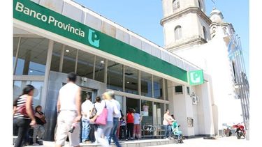 Las sucursales de bancos en la Provincia dejan atrás la franja reducida aplicada por las altas temperaturas y retoman este miércoles sus horarios habituales.