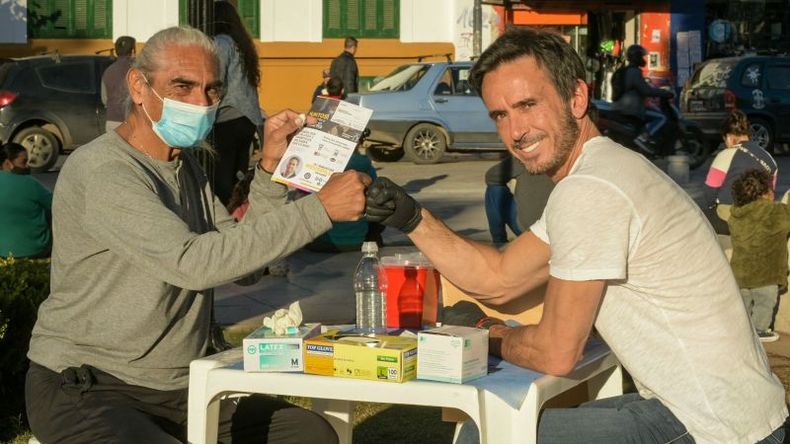 TESTEOS. Neuspiller en la plaza de Pilar, uno de los puntos donde llegó la campaña. .