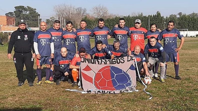 EQUIPO. Unión Alberti le robó un punto al líder de los Senior..