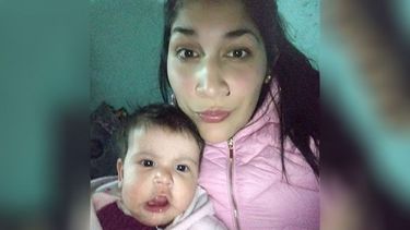 ENOJO. Silvana con la pequeña Milena, molesta por las idas y vueltas..
