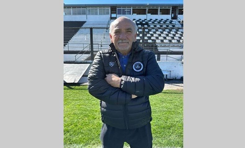 BIENVENIDO. Santángelo ya en el campo de juego del estadio Carlos Barraza.