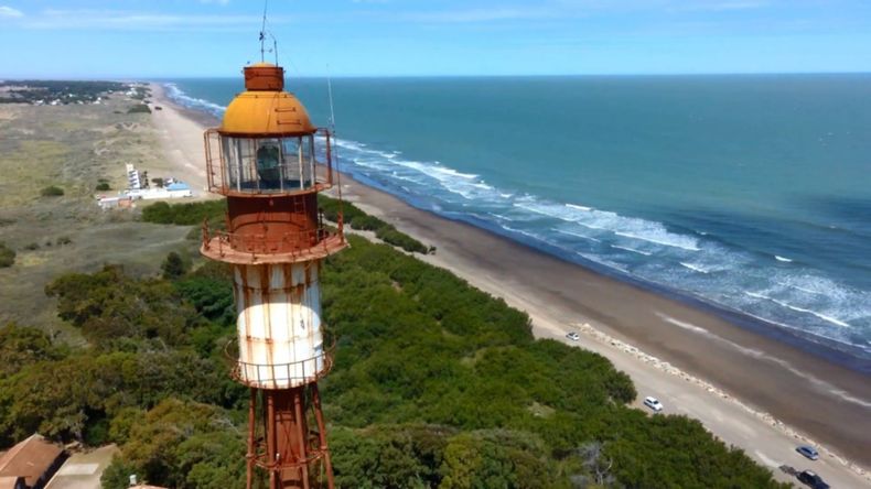 Su importancia radica en guiar al navegante hacia Puerto Belgrano y Puerto Bahía Blanca. (billiken.lat)..jpg