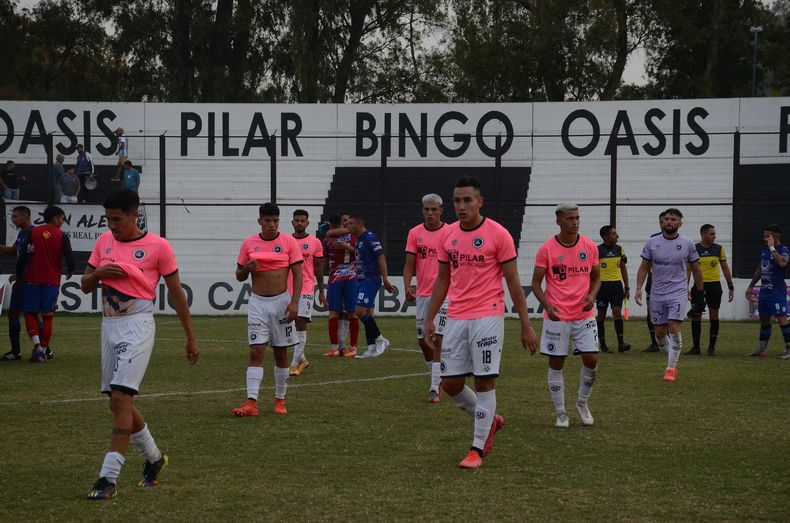 CARAS LARGAS. Así se retiraron los jugadores de Real Pilar luego de la derrota.&nbsp;
