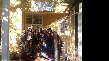 Los alumnos, durante la actividad solidaria en el hogar..