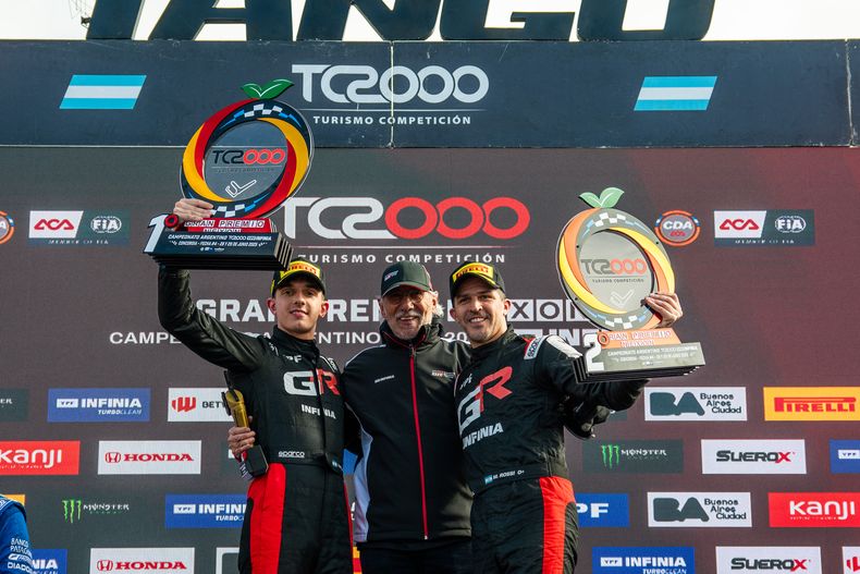 PODIO. Rossi junto a Emiliano Stang y el jefe del equipo, Darío Ramonda, en el 1-2 de de Toyota.