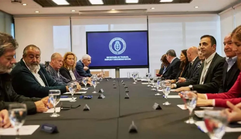La CGT y la CTA-T pidieron $512.00 para noviembre y la CTA-A, $736.000. El sector empresario ofreció $326.000.