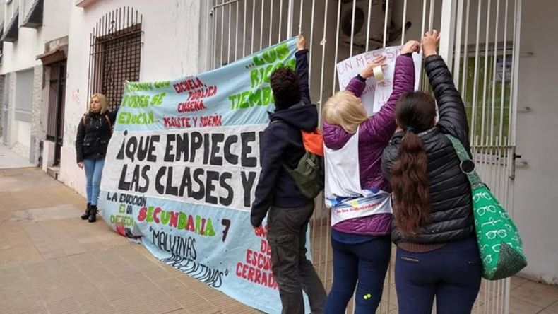 BANDERAS. Padres y docentes de la Media 7 reclamaron respuestas. .