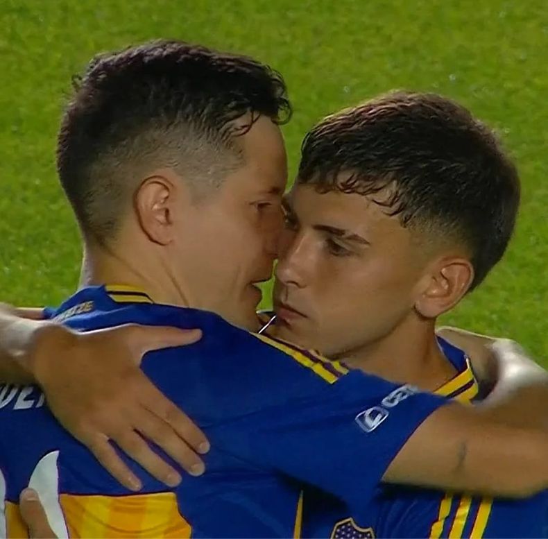 ABRAZO. Herrera felicitó a Rey Domenech por el partido correcto en Copa Argentina.