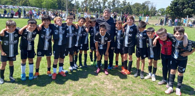 CAMPEONES. Los chicos de la 2012 de Real Pilar posan tras la consagración.