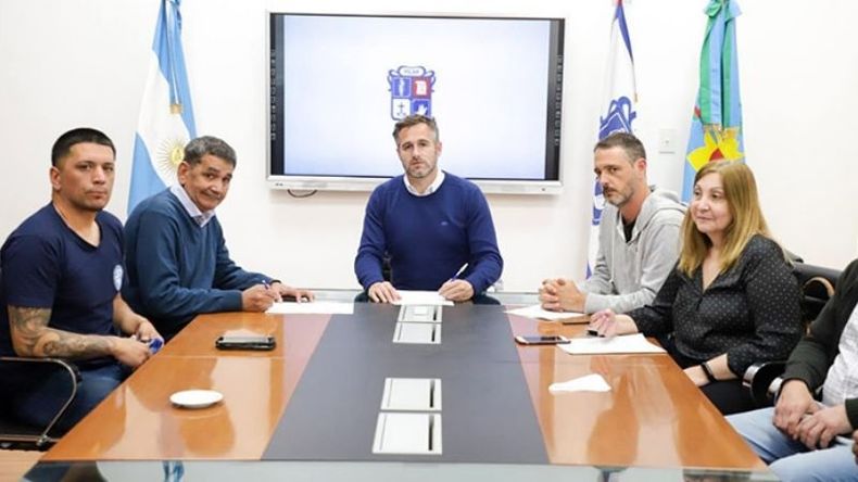 ACUERDO. El anuncio estuvo acompañado por todos los gremios municipales de Pilar..