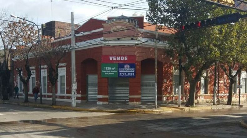 CARTEL. El anuncio de venta causó sorpresa luego de la compra del local..