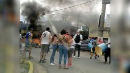 PIQUETE. Vecinos cortaron la ruta 26 por el servicio de transporte..