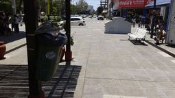 TACHOS. Los cestos no alcanzan para toda la basura que se genera..