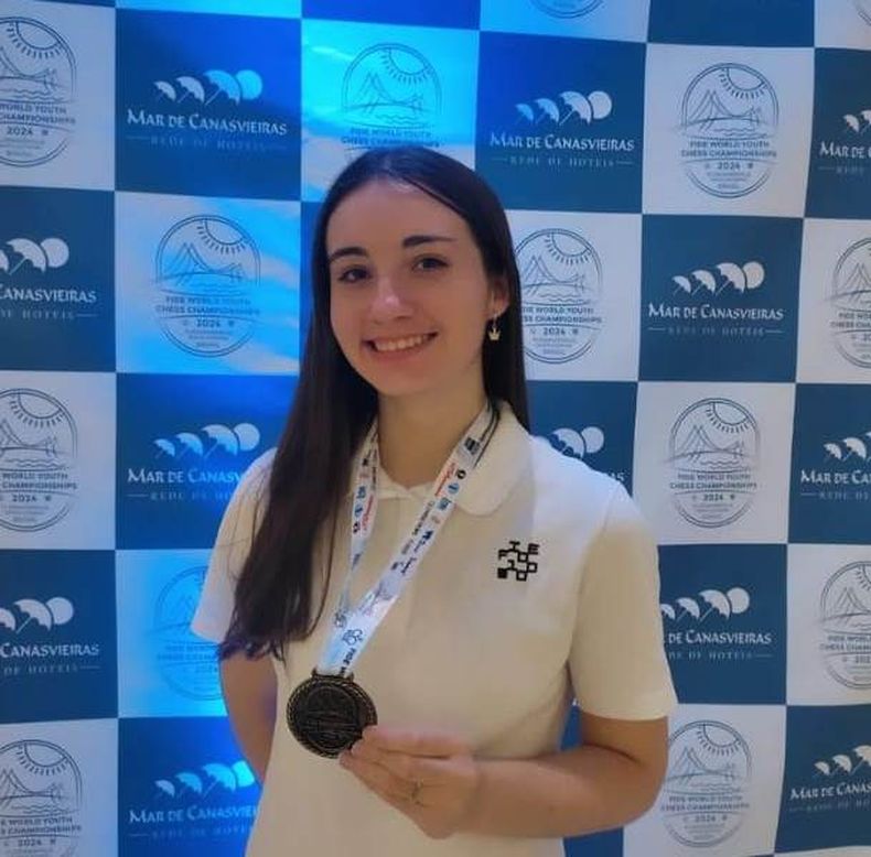 PREMIO Francisco y su medalla por su top 20 en el Abierto Sub 18