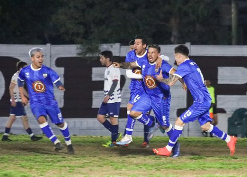 VICTORIA. Ezequiel Huguetti grita con euforia el 2-1 agónico en Alberti.