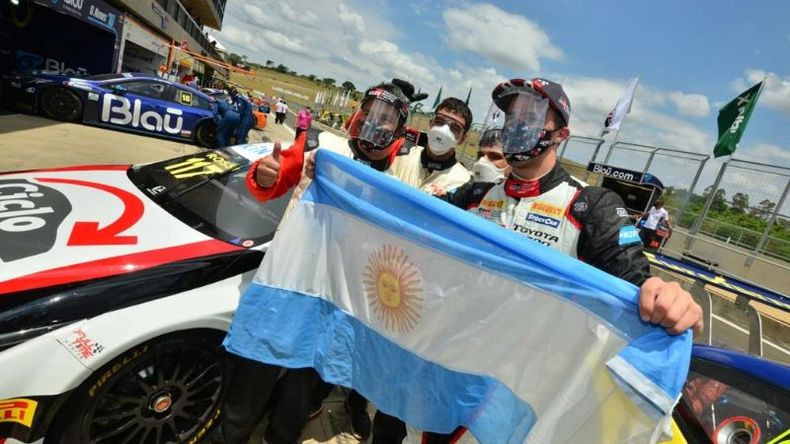 YO QUIERO A MI BANDERA. La felicidad de Rossi tras su primer podio en Brasil. .