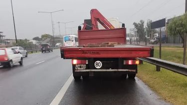El camionero no pudo esquivar a la mujer que se tiró del puente.
