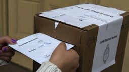 A LAS URNAS. Este año se votará hasta tres veces, en las PASO, las generales y el bolotaje..