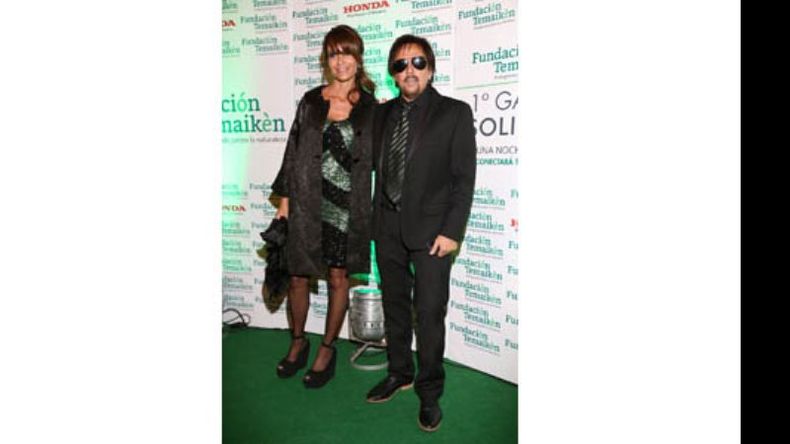 Alejandro Lerner junto a su esposa..