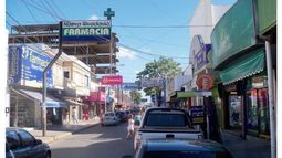 LOCALES. La calle Rivadavia, una de las más comerciales del centro..