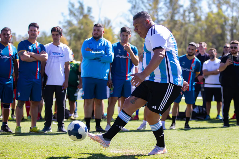 El presidente de AFA, Chiqui Tapia, pateó uno de los penales en la presentación de la Copa de Penales.