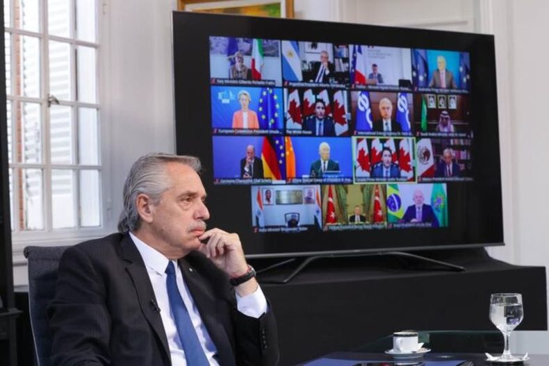 PASO AL COSTADO. El Presidente publicó un video en el que anunció que se corre de la pelea por una candidatura.