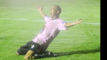 (Heva). Riquelme (2) festeja el gol de la victoria. Los otros dos fueron de Silva..