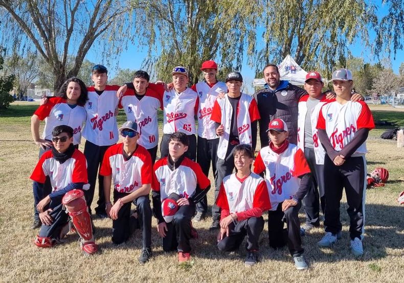 Los Sub 18 libres de Muni Pilar que ganaron junto a los 5 equipos de Black Bulls de Derqui.