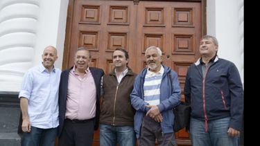 EN LA PUERTA. Ducoté, Zúccaro, Uriburu, Cornejo y D’Onofrio, ayer, en el palacio municipal..