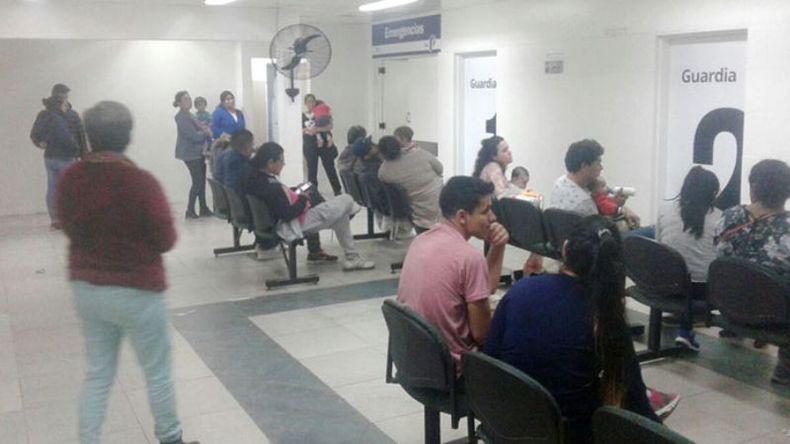 ESPERA. La sala de Villa Rosa comenzó temprano a llenarse de vecinos..