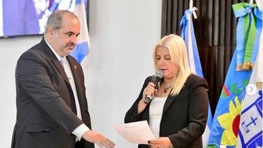 AUTORIDADES. Pombo toma juramento al secretario, Estanislao Álvarez. &nbsp;