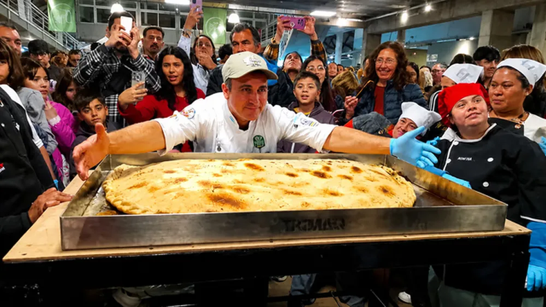 La empanada pesó más de 26 kilos y midió casi 1,80 metros de diámetro. (En Esquel).
