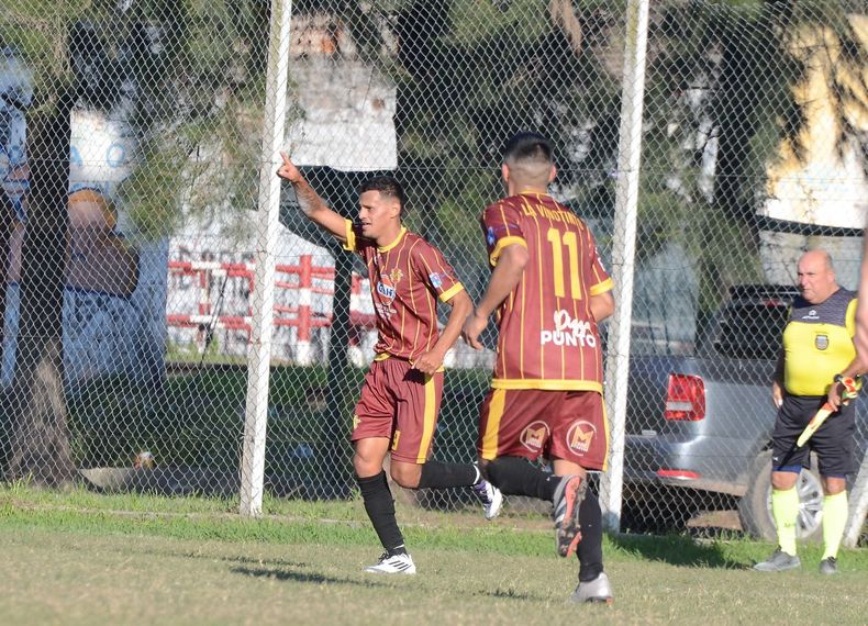 DEDICATORIA. Lucas Resquin festeja su gol, el cuarto de Monterrey.