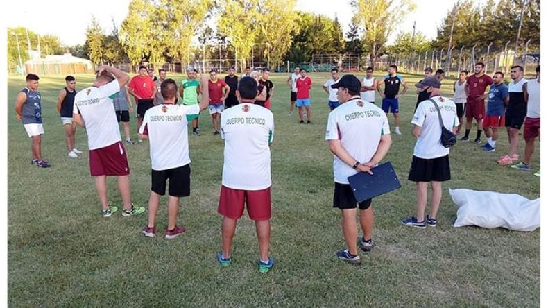 TRABAJOS. El cuerpo técnico habla con los jugadores antes de la práctica. .
