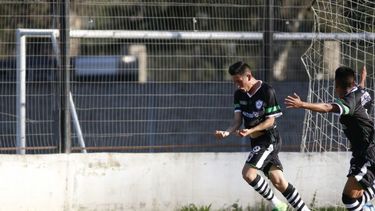 GRITÓ EL PAPA. Leonel Rodríguez lo canta con alma y vida. Fue el 3-0..