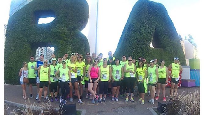 (Gustavo Zavitsky). GRAN EQUIPO. El Caldaras Running Team copó la plaza de la República..