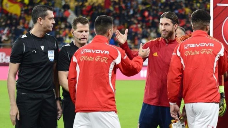 SALUDO PARA EL RECUERDO. Brandon y su cruce con Sergio Ramos, en el choque por la clasificación para la Eurocopa, frente a España. .