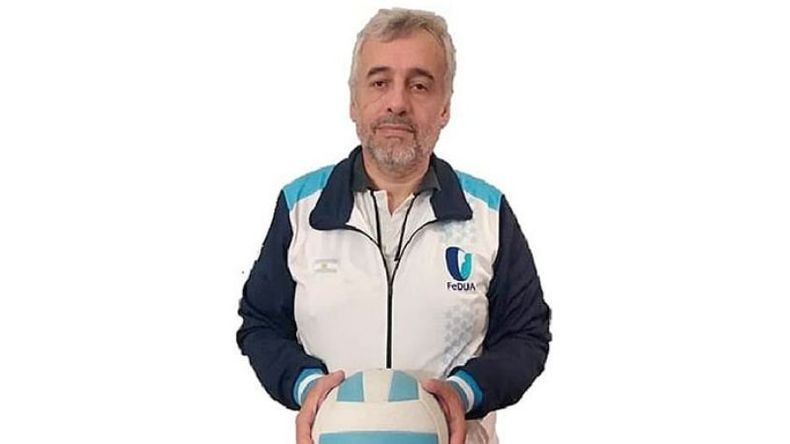 PASIÓN POR EL VOLEY. Mario y la pelota de toda su vida..