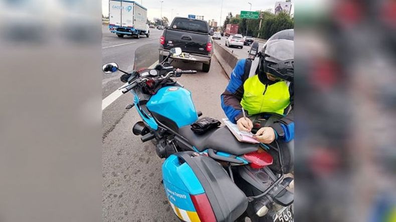 666... el número de la Bestia? De Satán? No, el de un vivo que tapa la patente para cometer infracciones y quedar impune. Pero lo agarraron los agentes de @InfoSegVial. Pablo Martinez Carignano / @pmcarignano..