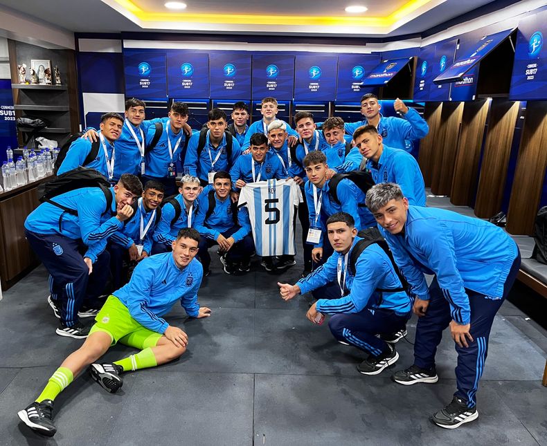 La camiseta de Camilo Rey Domenech en cada festejo de la Selección Argentina Sub 17.