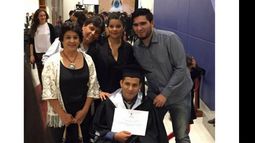 ORGULLO. Patricio muestra su diploma junto a parte de su familia..