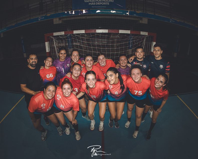 El plantel femenino completo de Muni Pilar que ganó en el Rusticucci.