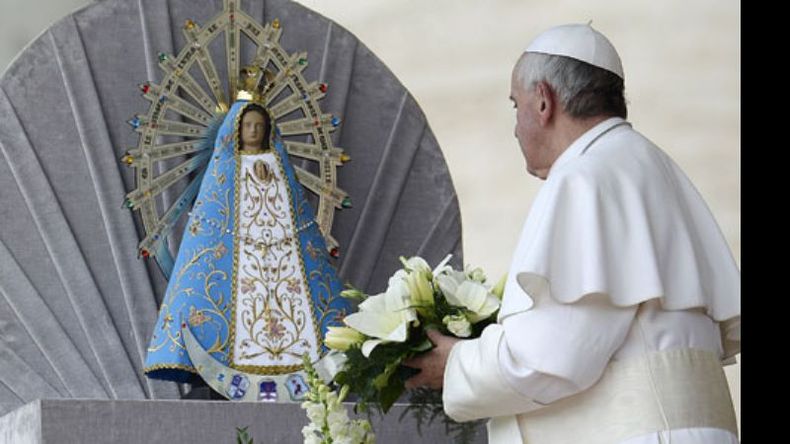 Francisco con la imagen de la Virgen, en el Vaticano..